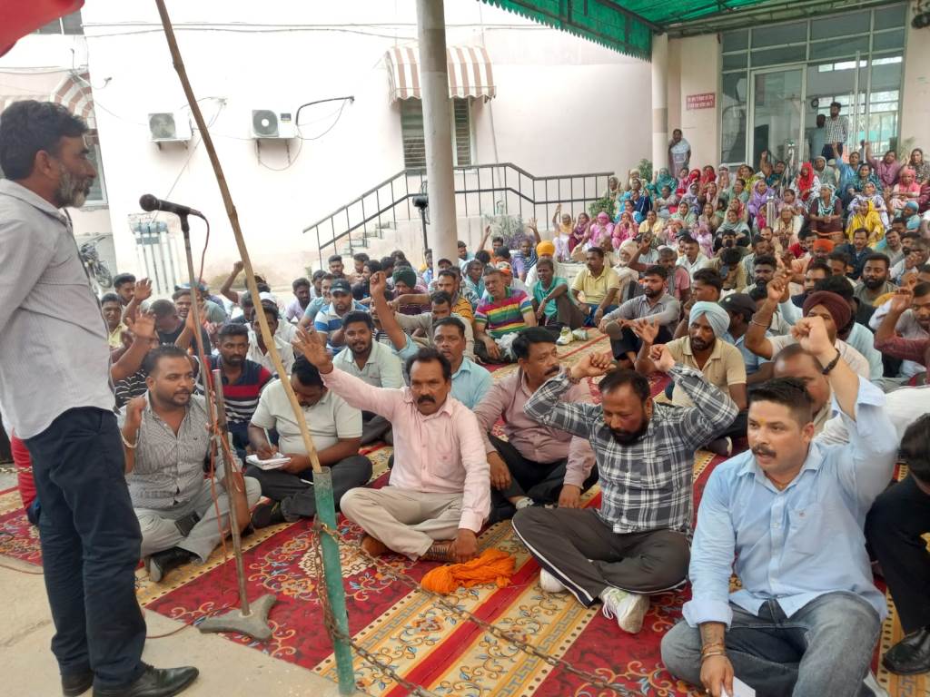 ਸਫਾਈ ਕਰਮਚਾਰੀਆਂ ਤੇ ਲਾਠੀਚਾਰਜ ਦੇ ਵਿਰੋਧ ਵਿੱਚ ਸਵਿਪਰ ਯੂਨੀਅਨ ਨਗਰ ਨਿਗਮ ਪਟਿਆਲਾ ਵੱਲੋਂ ਧਰਨਾ